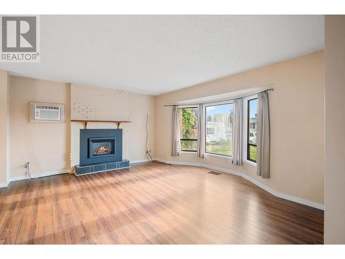 785 Camelia Road, Kelowna, BC - Indoor Photo Showing Living Room With Fireplace