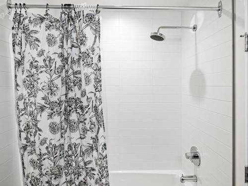421-767 Tyee Rd, Victoria, BC - Indoor Photo Showing Bathroom