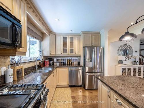 105 Catalina Dr, Toronto, ON - Indoor Photo Showing Kitchen With Double Sink With Upgraded Kitchen