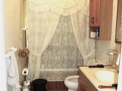 104 Mackenzie Avenue E, Atikokan, ON - Indoor Photo Showing Bathroom