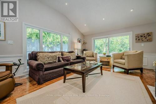 1319 Tyandaga Park Drive, Burlington, ON - Indoor Photo Showing Living Room