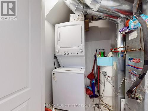 122 - 2441 Greenwich Drive, Oakville, ON - Indoor Photo Showing Laundry Room