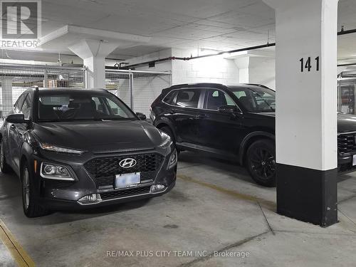 122 - 2441 Greenwich Drive, Oakville, ON - Indoor Photo Showing Garage