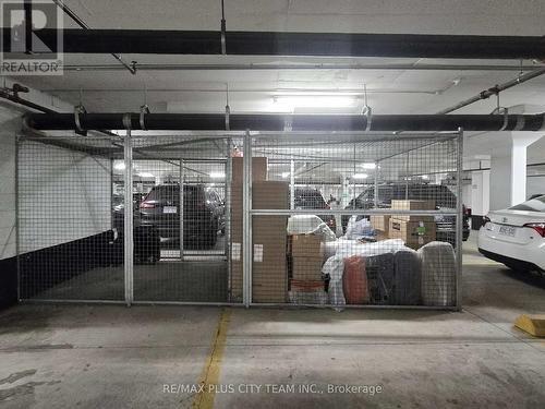 122 - 2441 Greenwich Drive, Oakville, ON - Indoor Photo Showing Garage