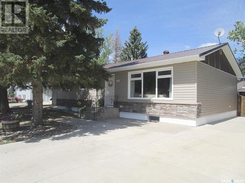 105 Assiniboia Avenue, Assiniboia, SK - Outdoor