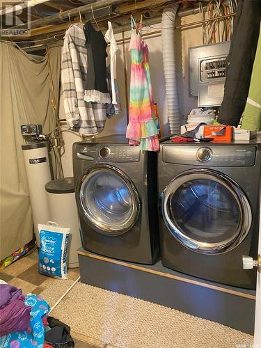 105 Assiniboia Avenue, Assiniboia, SK - Indoor Photo Showing Laundry Room