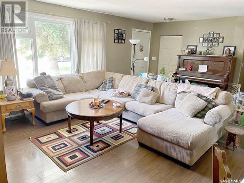 105 Assiniboia Avenue, Assiniboia, SK - Indoor Photo Showing Living Room