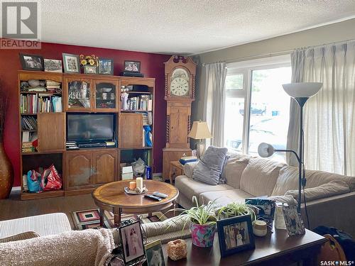 105 Assiniboia Avenue, Assiniboia, SK - Indoor Photo Showing Living Room