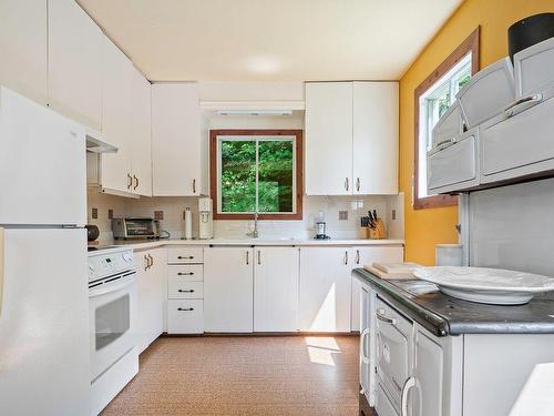 Kitchen - 2331 Ch. Du Bord-Du-Lac, Sainte-Adèle, QC - Indoor Photo Showing Kitchen