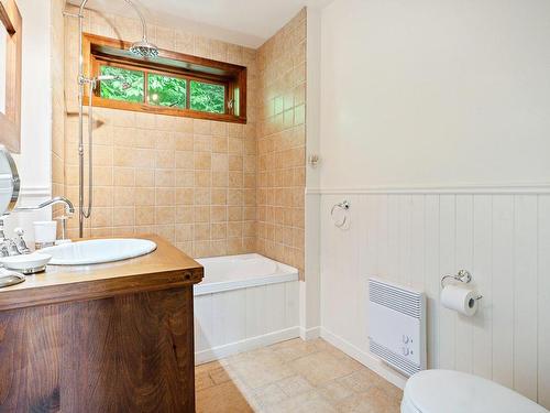 Bathroom - 2331 Ch. Du Bord-Du-Lac, Sainte-Adèle, QC - Indoor Photo Showing Bathroom