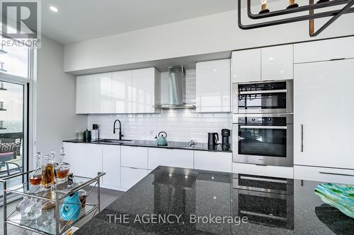 Uph05 - 56 Annie Craig Drive, Toronto (Mimico), ON - Indoor Photo Showing Kitchen With Upgraded Kitchen