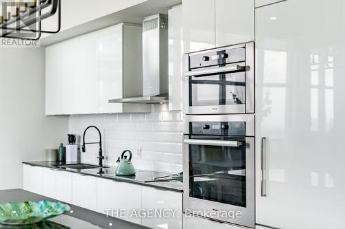 Uph05 - 56 Annie Craig Drive, Toronto W06, ON - Indoor Photo Showing Kitchen With Upgraded Kitchen