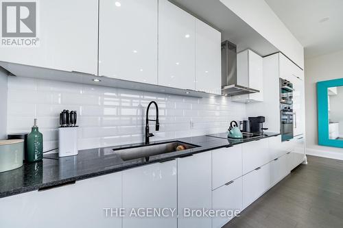 Uph05 - 56 Annie Craig Drive, Toronto (Mimico), ON - Indoor Photo Showing Kitchen With Upgraded Kitchen