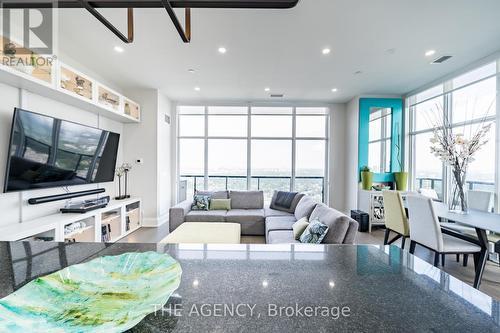 Uph05 - 56 Annie Craig Drive, Toronto (Mimico), ON - Indoor Photo Showing Living Room