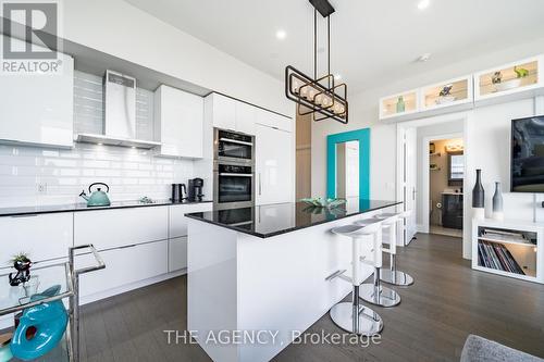 Uph05 - 56 Annie Craig Drive, Toronto W06, ON - Indoor Photo Showing Kitchen With Upgraded Kitchen