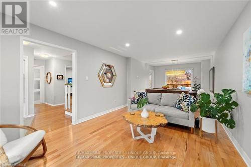 293 Mississaga Street, Oakville, ON - Indoor Photo Showing Living Room