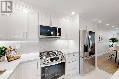 1436 Livingston Road, Oakville (Iroquois Ridge South), ON - Indoor Photo Showing Kitchen With Upgraded Kitchen