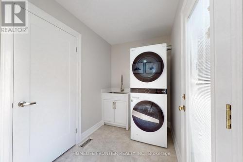 1436 Livingston Road, Oakville (Iroquois Ridge South), ON - Indoor Photo Showing Laundry Room