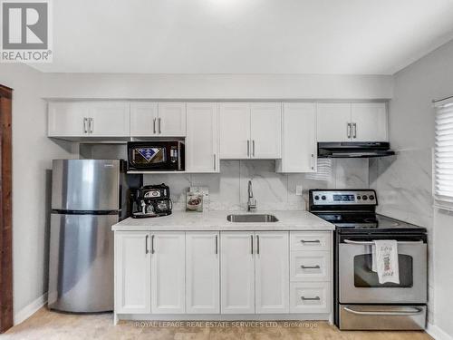 302 Melvin Avenue, Hamilton, ON - Indoor Photo Showing Kitchen