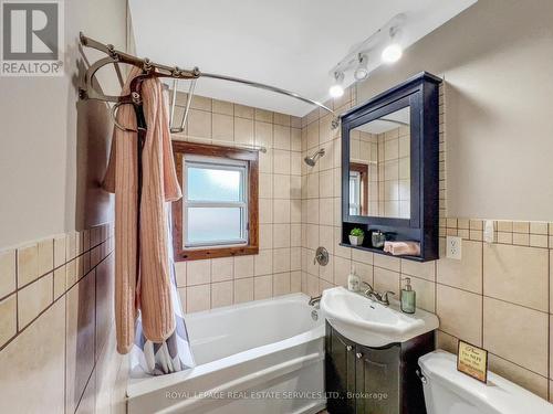 302 Melvin Avenue, Hamilton, ON - Indoor Photo Showing Bathroom