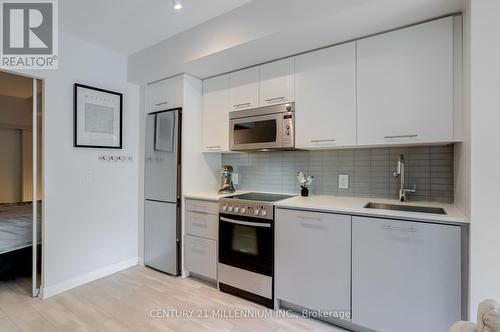 302 - 1630 Queen Street E, Toronto, ON - Indoor Photo Showing Kitchen