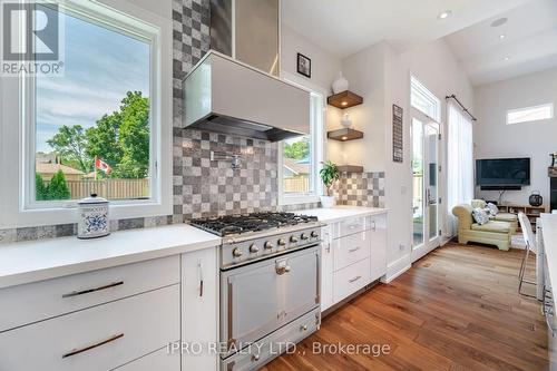 574 Stephens Crescent W, Oakville, ON - Indoor Photo Showing Kitchen With Upgraded Kitchen