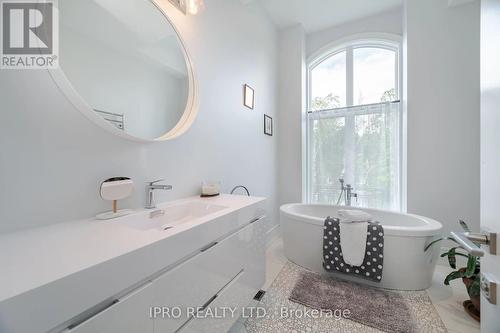 574 Stephens Crescent W, Oakville, ON - Indoor Photo Showing Bathroom