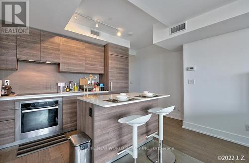 1601 - 200 Bloor Street W, Toronto C02, ON - Indoor Photo Showing Kitchen With Upgraded Kitchen