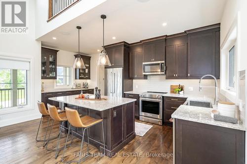 16 Gelderland Crescent, Oro-Medonte, ON - Indoor Photo Showing Kitchen With Upgraded Kitchen