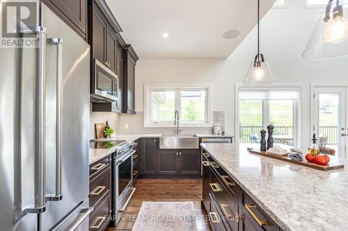 16 Gelderland Crescent, Oro-Medonte, ON - Indoor Photo Showing Kitchen With Upgraded Kitchen