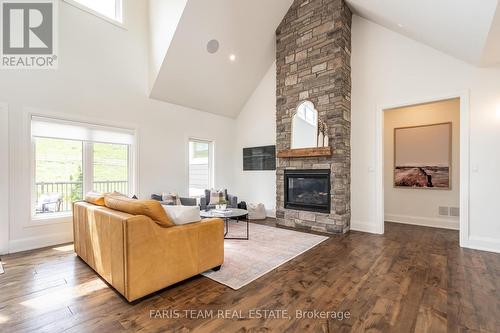 16 Gelderland Crescent, Oro-Medonte, ON - Indoor Photo Showing Living Room With Fireplace