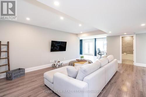 16 Gelderland Crescent, Oro-Medonte, ON - Indoor Photo Showing Living Room