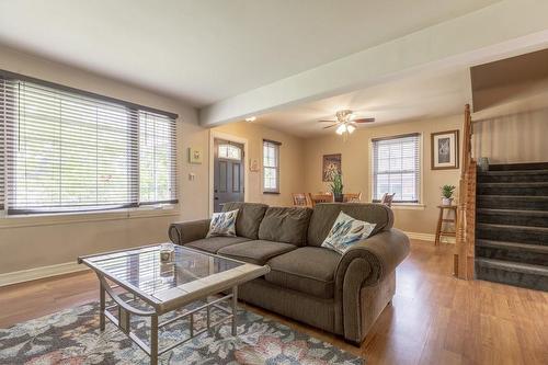 5180 Slater Avenue, Niagara Falls, ON - Indoor Photo Showing Living Room