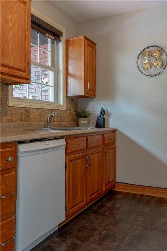 5180 Slater Avenue, Niagara Falls, ON - Indoor Photo Showing Kitchen With Double Sink