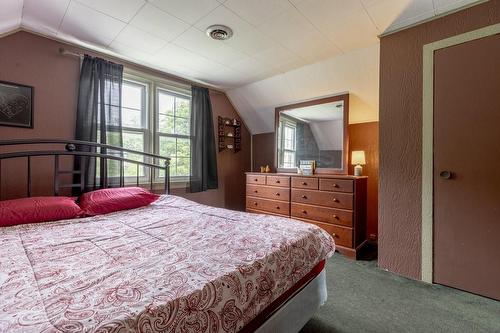 5180 Slater Avenue, Niagara Falls, ON - Indoor Photo Showing Bedroom