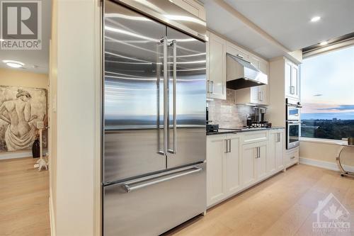 1035 Bank Street Unit#1702, Ottawa, ON - Indoor Photo Showing Kitchen With Upgraded Kitchen