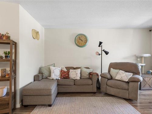 205-3089 Barons Rd, Nanaimo, BC - Indoor Photo Showing Living Room