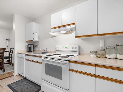 205-3089 Barons Rd, Nanaimo, BC - Indoor Photo Showing Kitchen