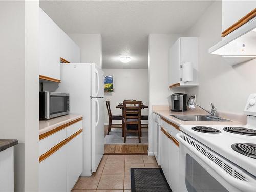 205-3089 Barons Rd, Nanaimo, BC - Indoor Photo Showing Kitchen