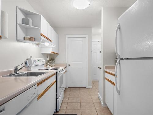 205-3089 Barons Rd, Nanaimo, BC - Indoor Photo Showing Kitchen