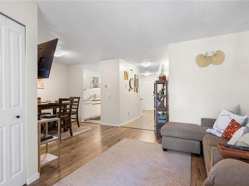 205-3089 Barons Rd, Nanaimo, BC - Indoor Photo Showing Living Room