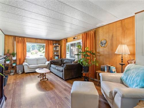 1922 Cedar Rd, Nanaimo, BC - Indoor Photo Showing Living Room