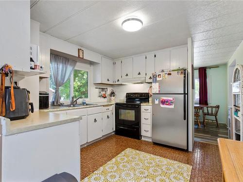 1922 Cedar Rd, Nanaimo, BC - Indoor Photo Showing Kitchen With Double Sink