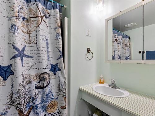 1922 Cedar Rd, Nanaimo, BC - Indoor Photo Showing Bathroom