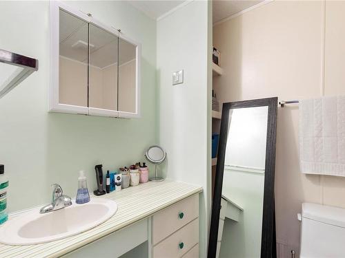 1922 Cedar Rd, Nanaimo, BC - Indoor Photo Showing Bathroom