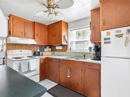 1922 Cedar Rd, Nanaimo, BC - Indoor Photo Showing Kitchen With Double Sink