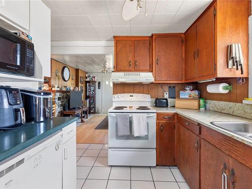 1922 Cedar Rd, Nanaimo, BC - Indoor Photo Showing Kitchen