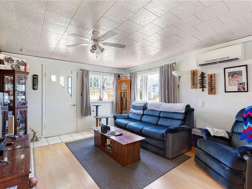 1922 Cedar Rd, Nanaimo, BC - Indoor Photo Showing Living Room