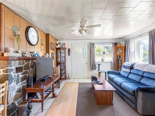 1922 Cedar Rd, Nanaimo, BC - Indoor Photo Showing Living Room With Fireplace