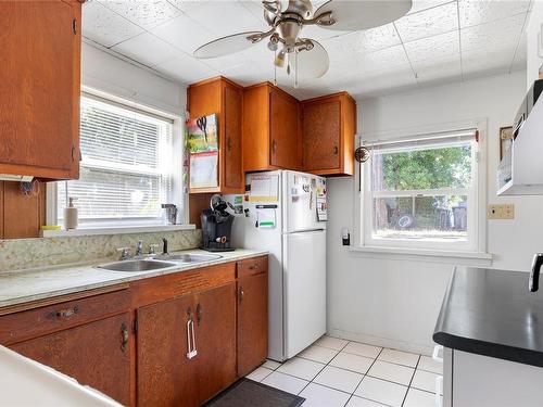 1922 Cedar Rd, Nanaimo, BC - Indoor Photo Showing Kitchen With Double Sink